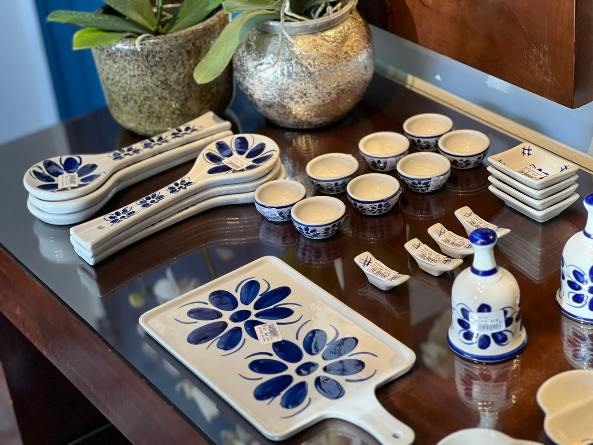 Louças artesanais disponíveis no Empório Villa Santa Maria